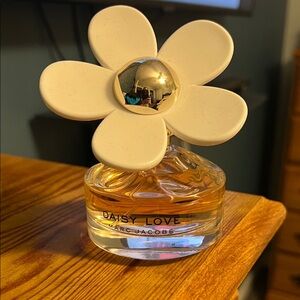 Marc Jacobs Daisy Love with Cream Floral Cap